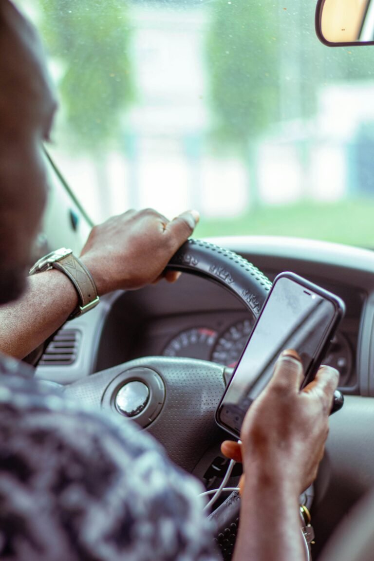 Uso cellulare alla guida: multa e sospensione patente