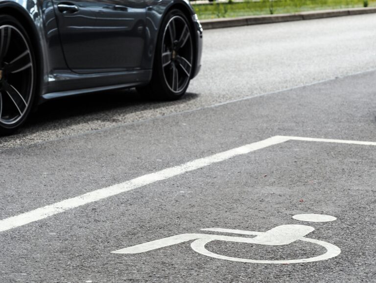 Auto per disabili: parcheggio riservato con contrassegno
