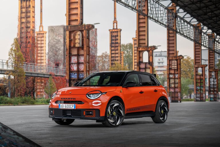 Abarth 600e Competizione Edizione Milano Cortina 2026, hot crossover elettrico 281 CV livrea celebrativa Olimpiadi Invernali