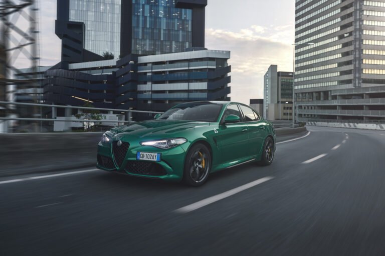 Alfa Romeo Giulia Quadrifoglio 2026 frontale dinamica V6 biturbo 520 CV berlina sportiva italiana