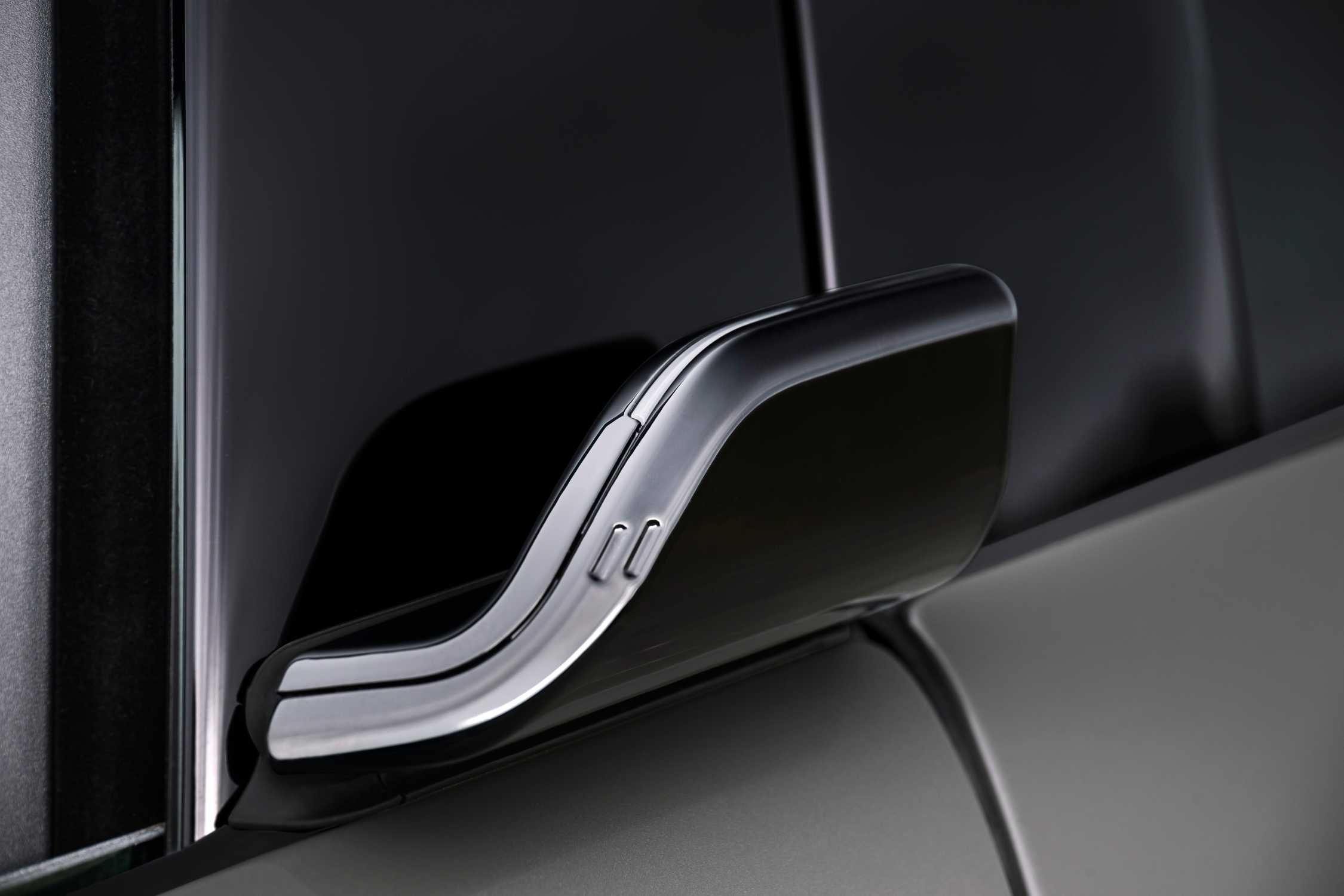 Dettaglio winglet e portiera automatica nuova BMW X5 2026
