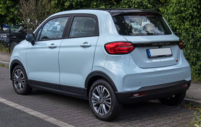 Leapmotor T03 citycar elettrica segmento A blu vista frontale tre quarti outdoor