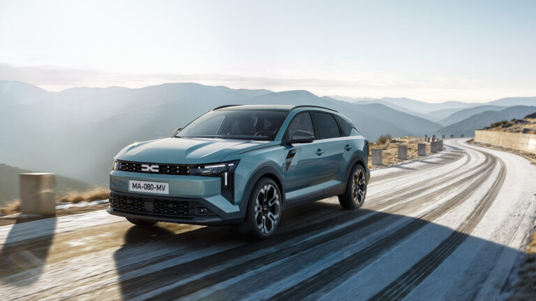 Dacia Striker 2026 in movimento su strada di montagna