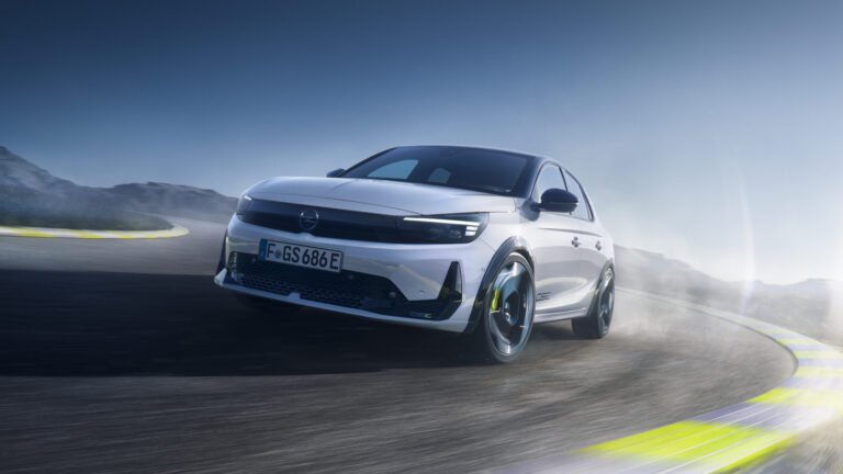 Nuova Opel Corsa GSE 281 CV elettrica 2026 vista frontale in pista