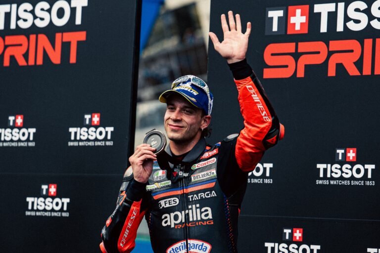 Marco Bezzecchi Aprilia Racing saluta dal podio Sprint MotoGP GP Francia Le Mans 2026