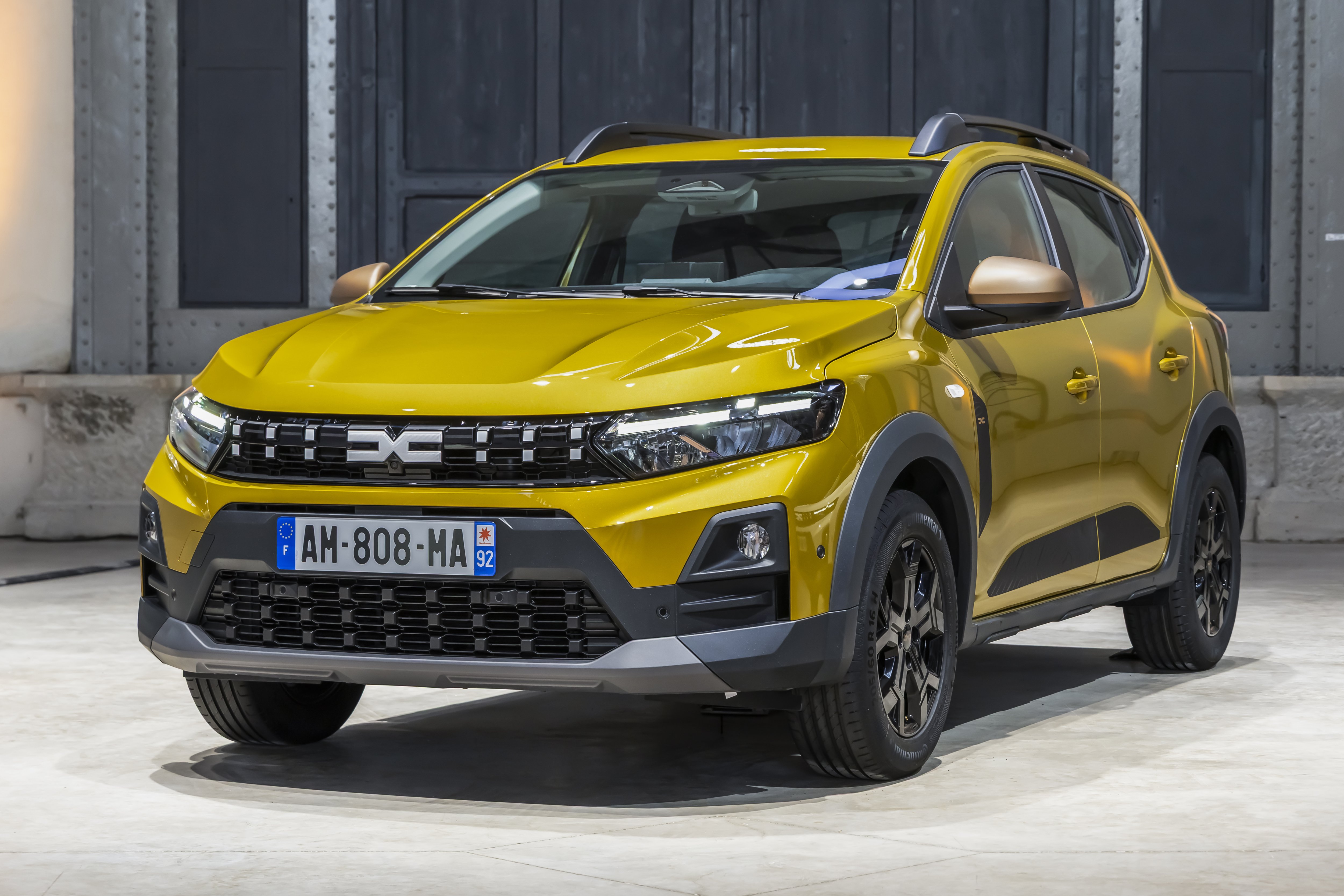 Nuova Dacia Sandero Stepway 2026 frontale con firma LED a T invertita