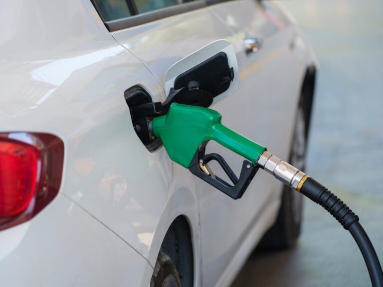 Rifornimento auto a metano presso distributore