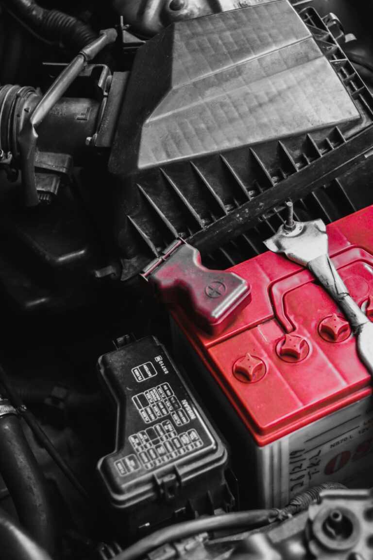 Batteria auto sostituzione meccanico