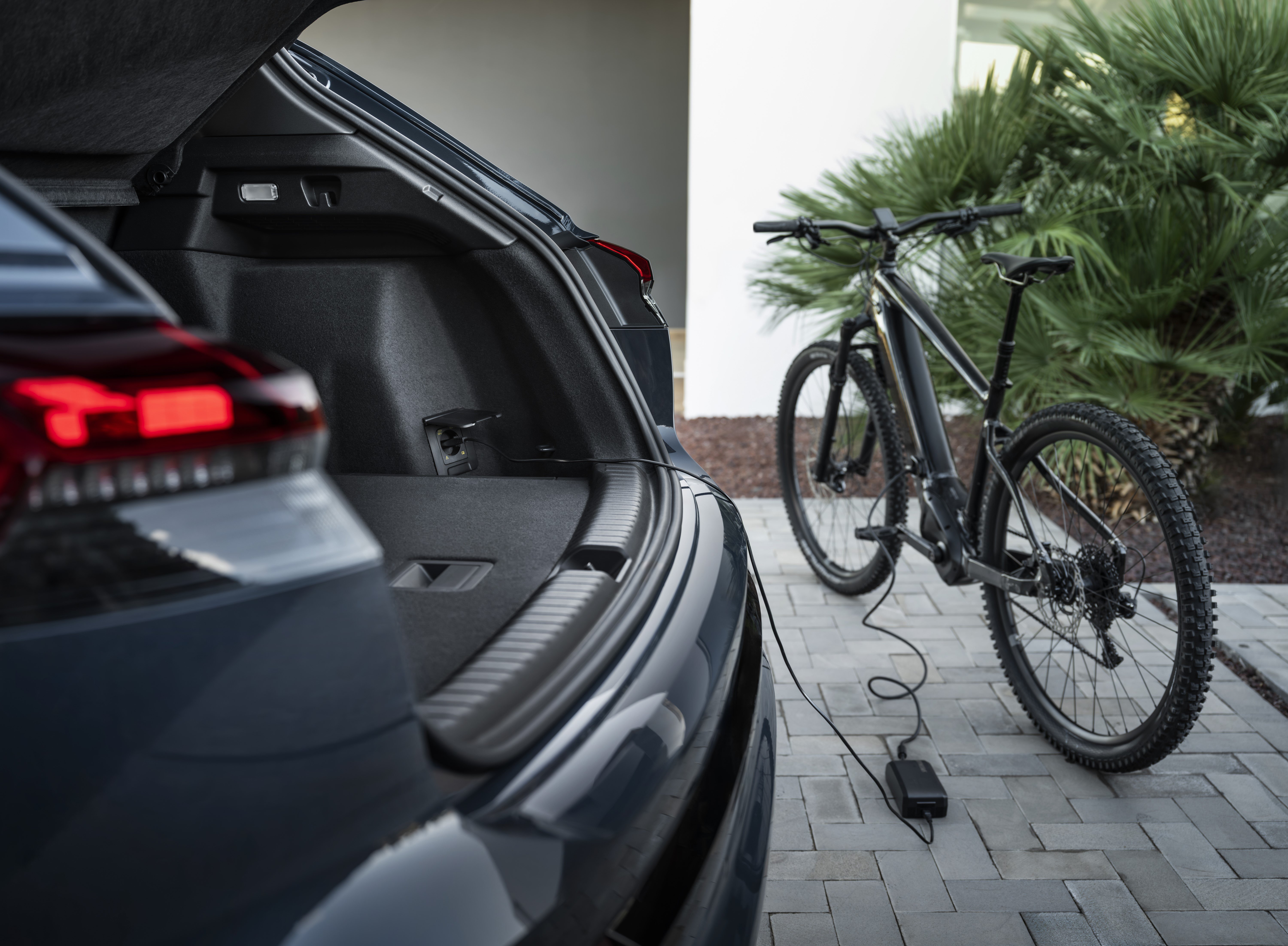 Audi Q4 e-tron V2L Vehicle to Load ricarica bici elettrica dal bagagliaio