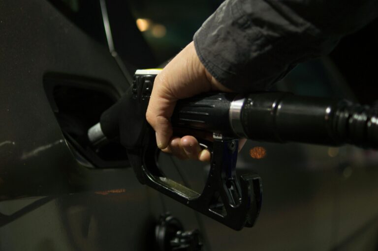 Distributore di benzina — prezzo carburanti Italia marzo 2026