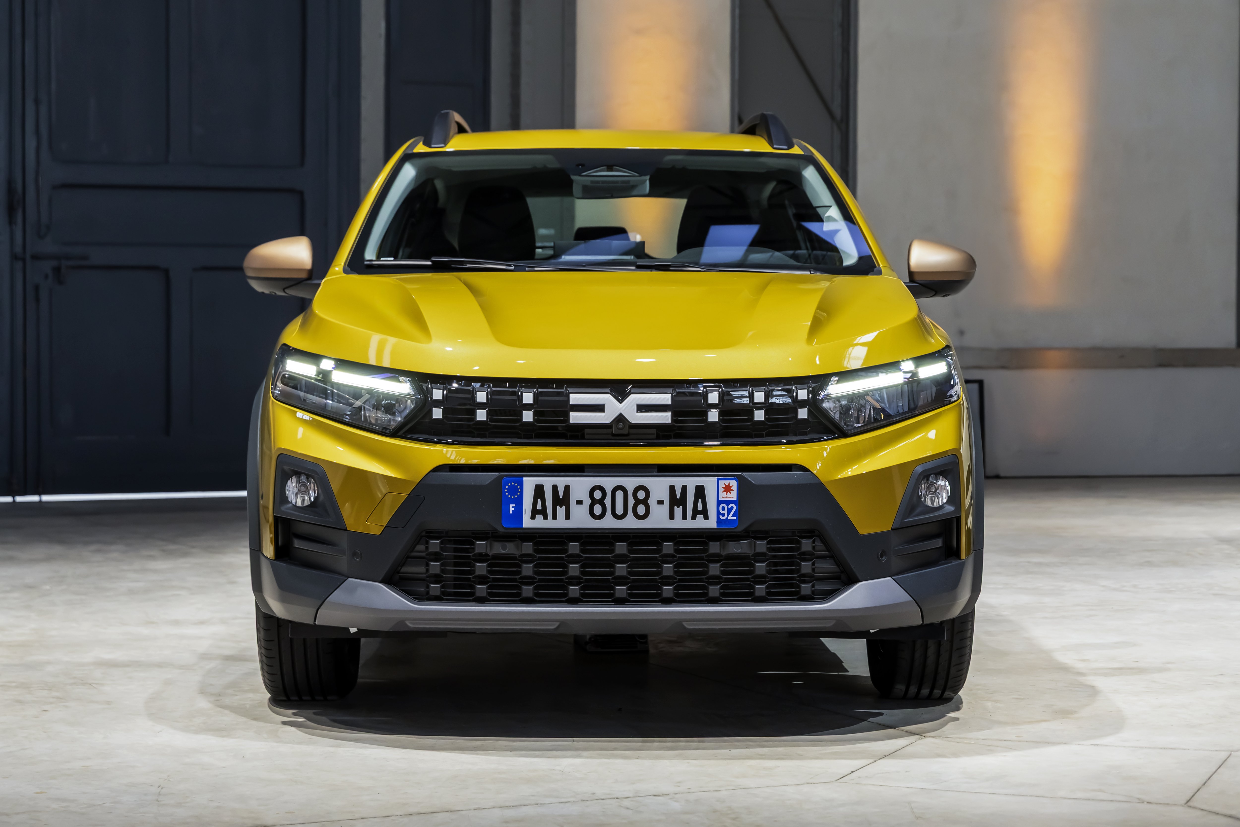 Nuova Dacia Sandero Stepway 2026 frontale ravvicinato con nuovo logo D e griglia
