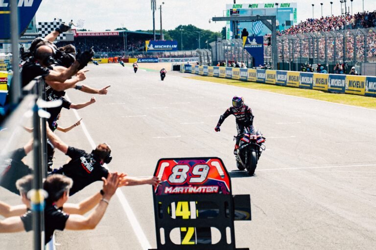 Jorge Martin Aprilia Racing in piedi sulla moto attraversa traguardo Sprint Le Mans 2026 cartello Martinator