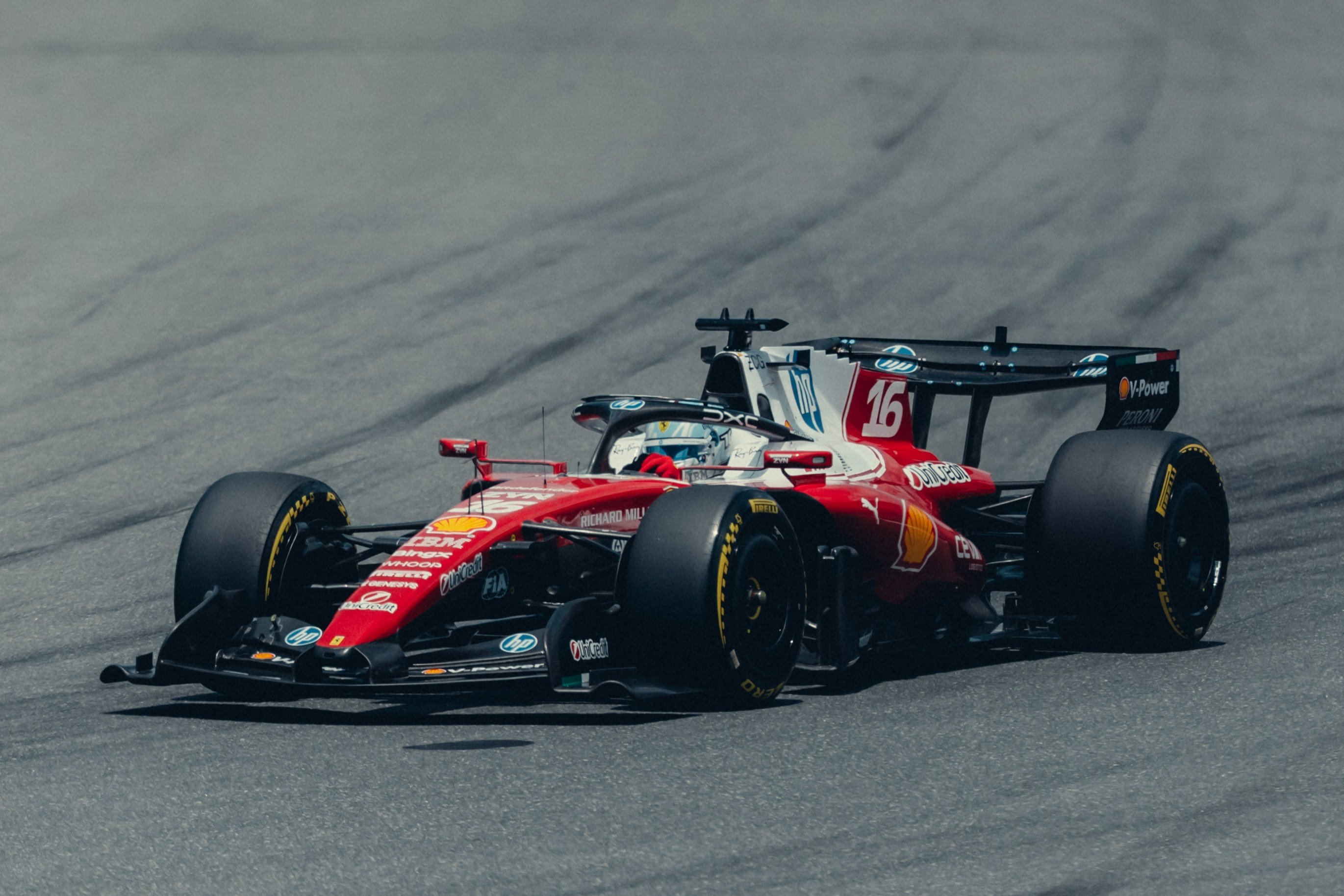 Ferrari SF-26 numero 16 di Charles Leclerc in azione 2026