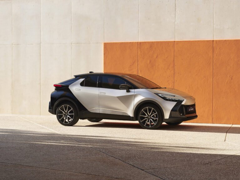 Toyota C-HR 2026 vista tre quarti anteriore, crossover ibrido che un neopatentato puo guidare