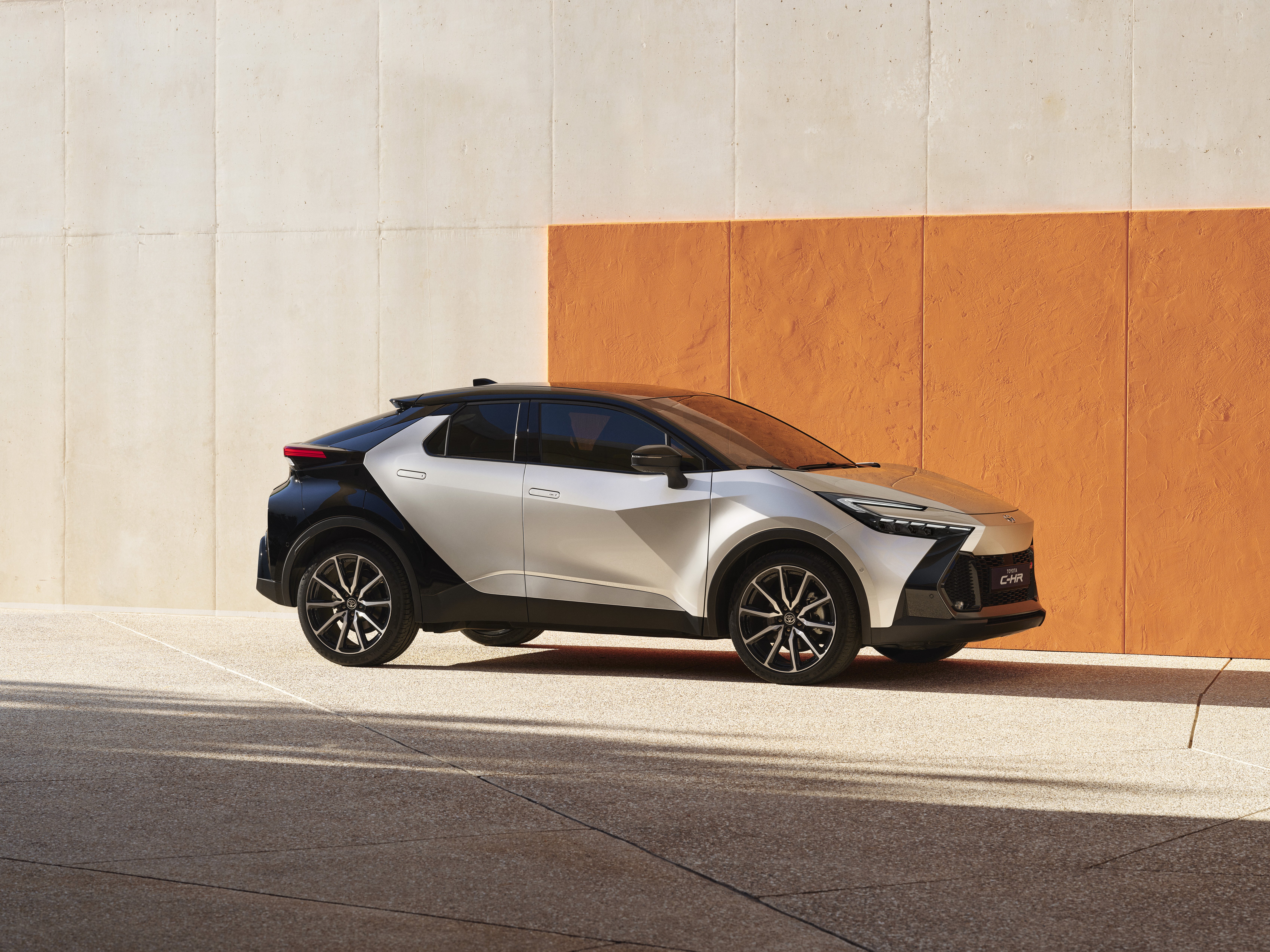 Toyota C-HR 2026 plug-in hybrid auto aziendale vista tre quarti anteriore