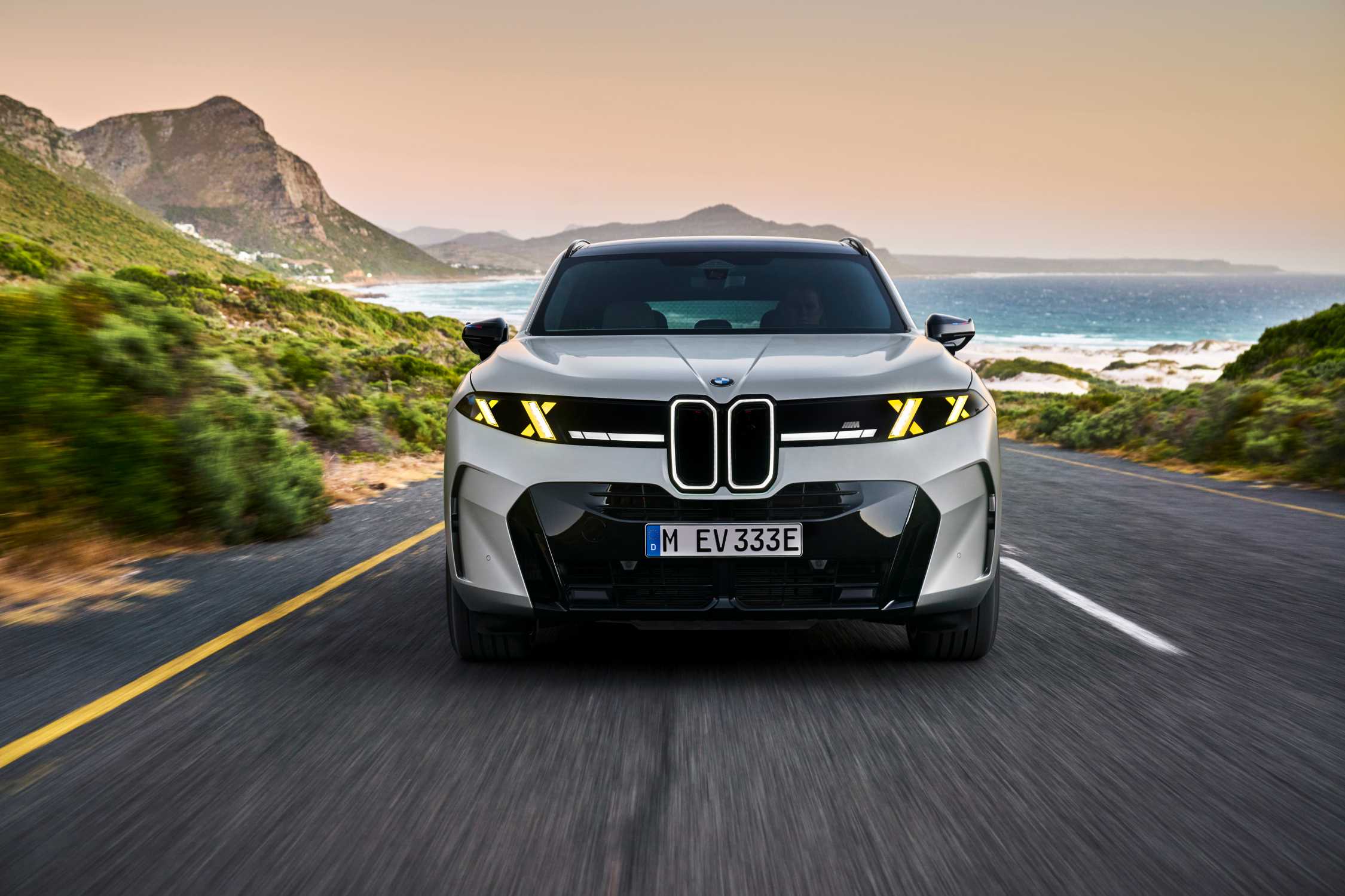 Nuova BMW X5 M60e 2026 ibrida plug-in vista anteriore