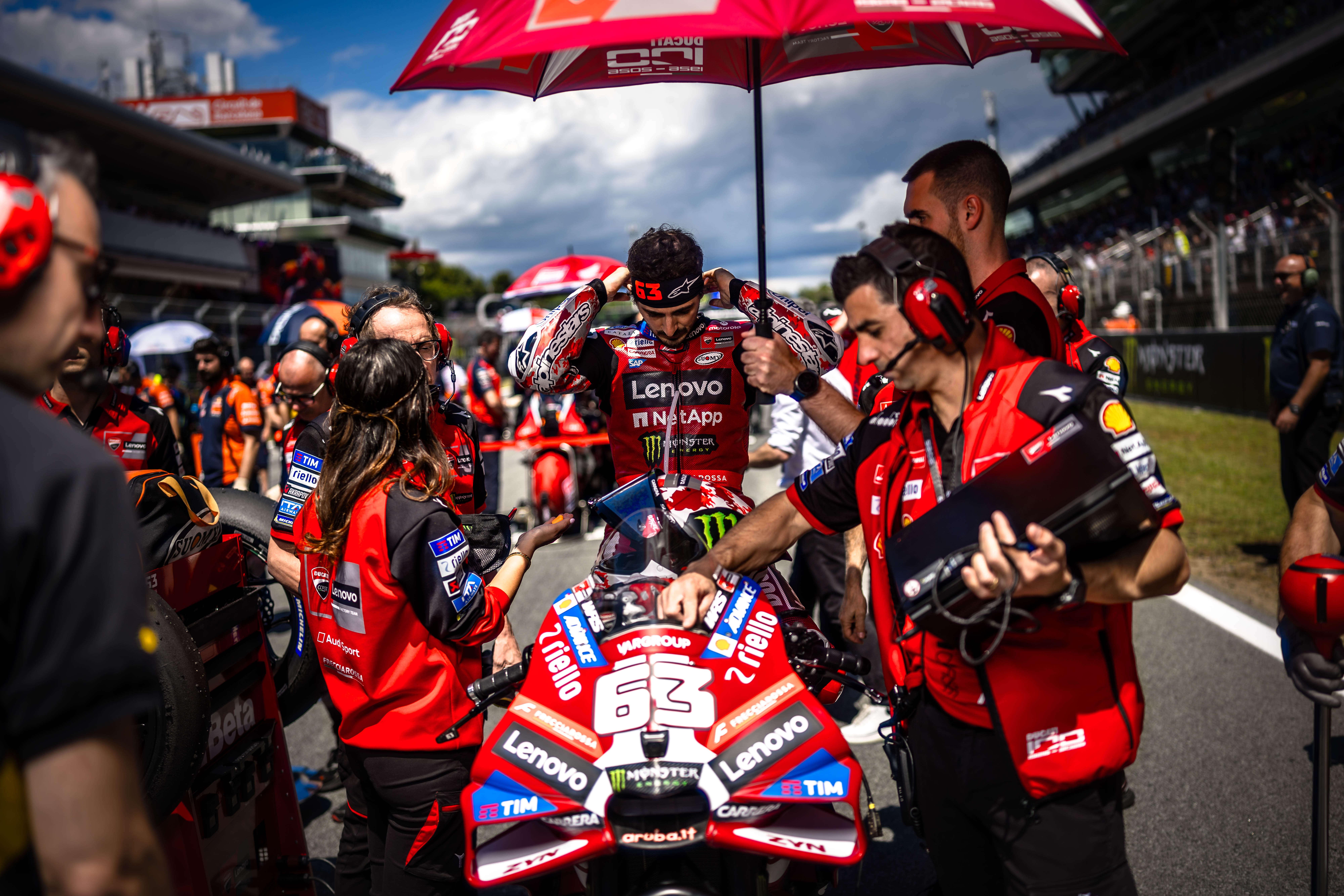 Francesco Bagnaia 63 Ducati Lenovo griglia partenza con team Catalunya MotoGP 2026