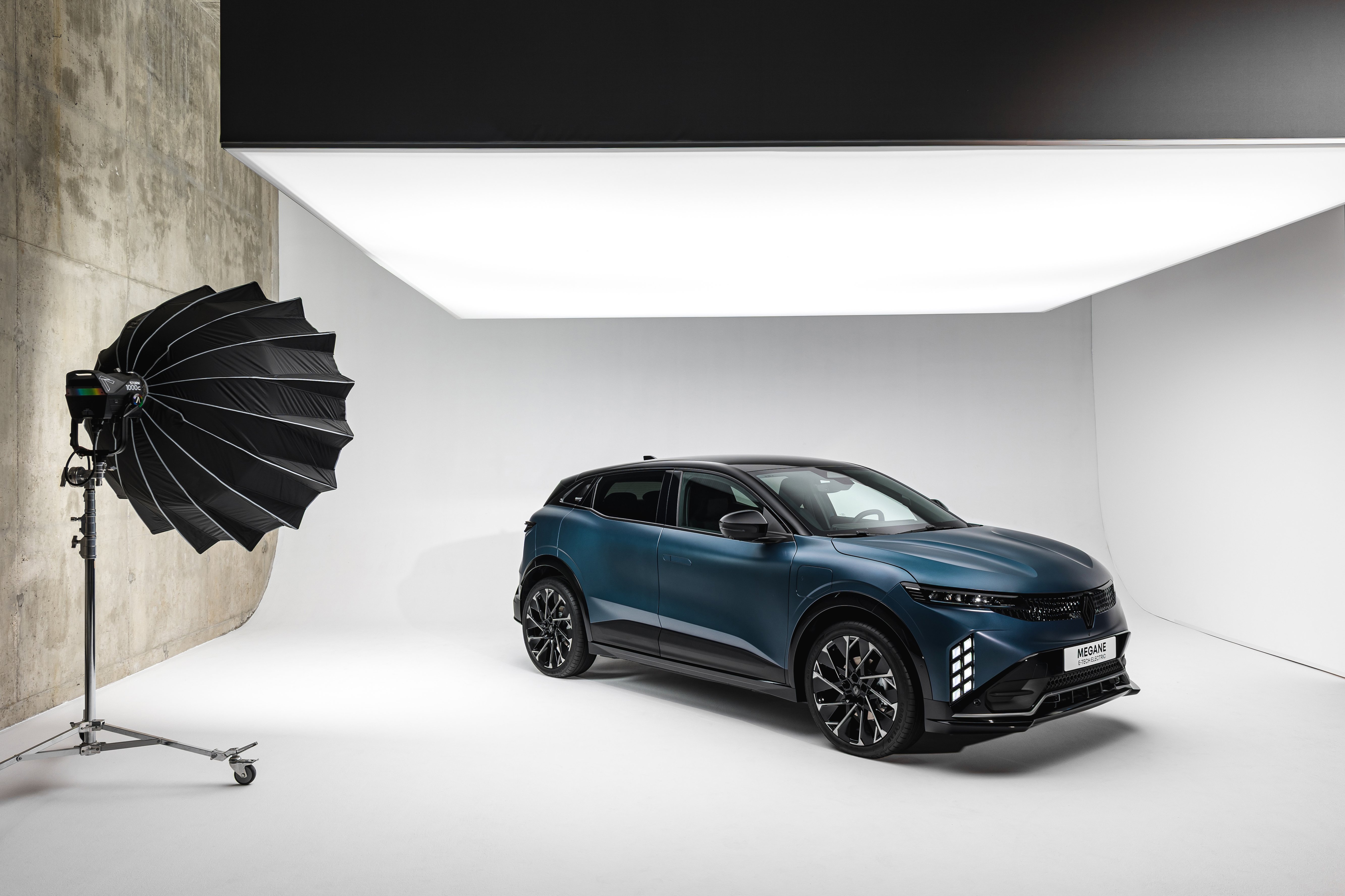 Nuova Renault Megane E-Tech Electric 2026 vista laterale design restyling