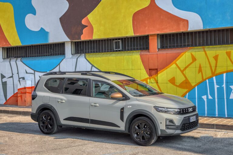 Dacia Jogger Hybrid 155 2026 allestimento Extreme vista laterale
