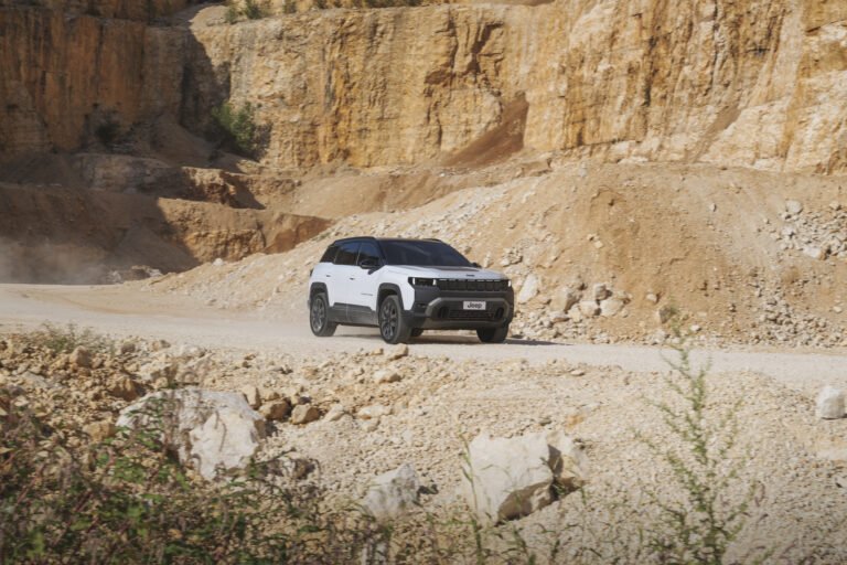 Nuova Jeep Compass 4xe 2026 elettrica vista anteriore tre quarti