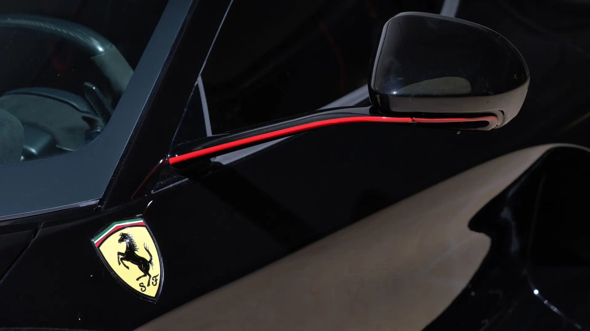 LaFerrari Felipe Massa dettaglio cavallino Scuderia Ferrari montante con pinstripe Rosso Corsa specchio retrovisore