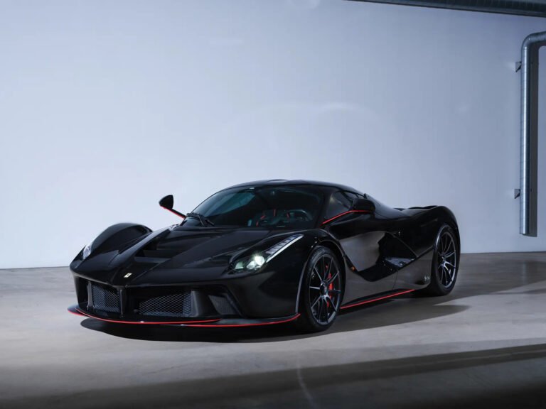 LaFerrari Felipe Massa 2014 livrea Nero DS 1250 pinstripes Rosso Corsa vista 3/4 frontale fari accesi RM Sotheby's asta