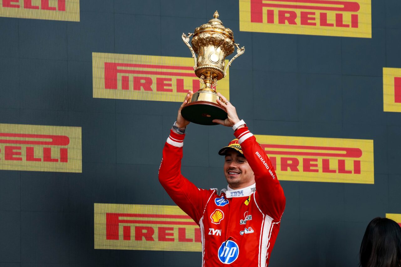 Charles Leclerc solleva il trofeo sul podio del GP di Gran Bretagna 2026 a Silverstone