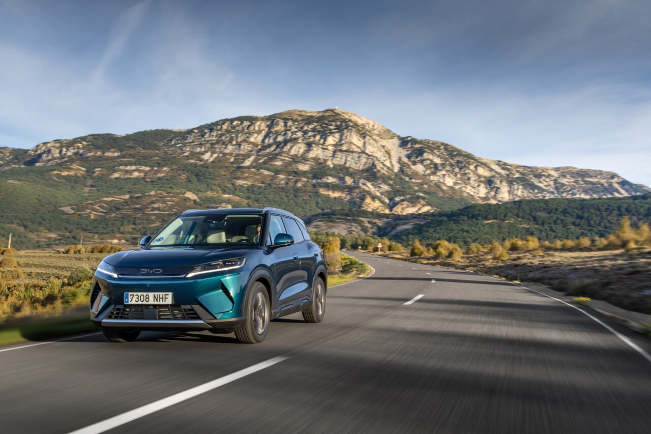 BYD Atto 2 DM-i 2026 SUV compatto ibrido plug-in vista dinamica frontale