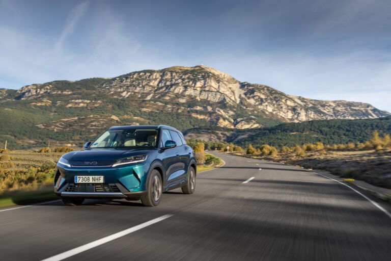 BYD Atto 2 DM-i 2026 SUV compatto ibrido plug-in vista dinamica frontale
