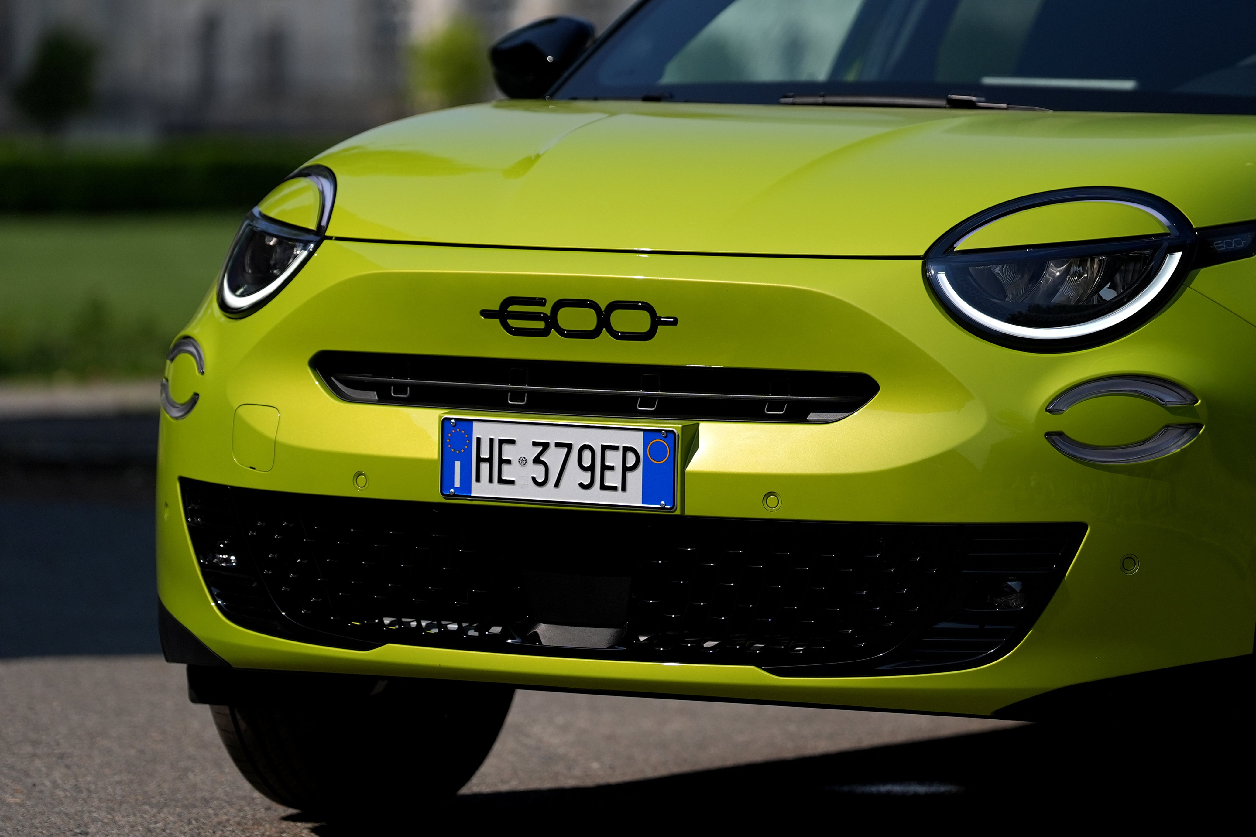 Fiat 600 Turbo 100 2026 dettaglio frontale badge 600 e fari LED