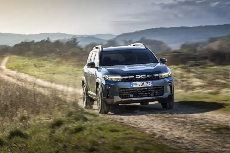 Dacia Bigster Hybrid 155 2026 vista anteriore tre quarti