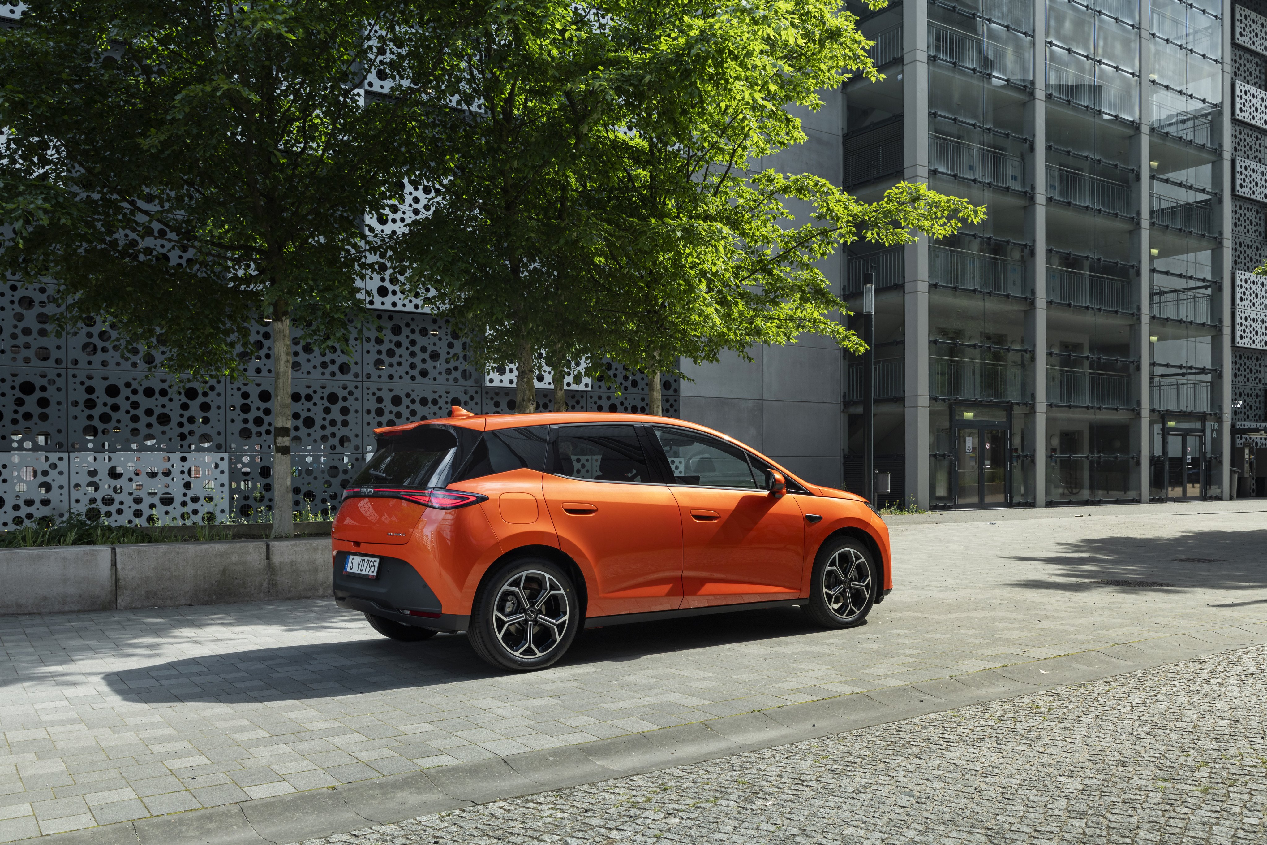 BYD Dolphin G DM-i 2026 vista posteriore 3/4 arancione Orange Sunset