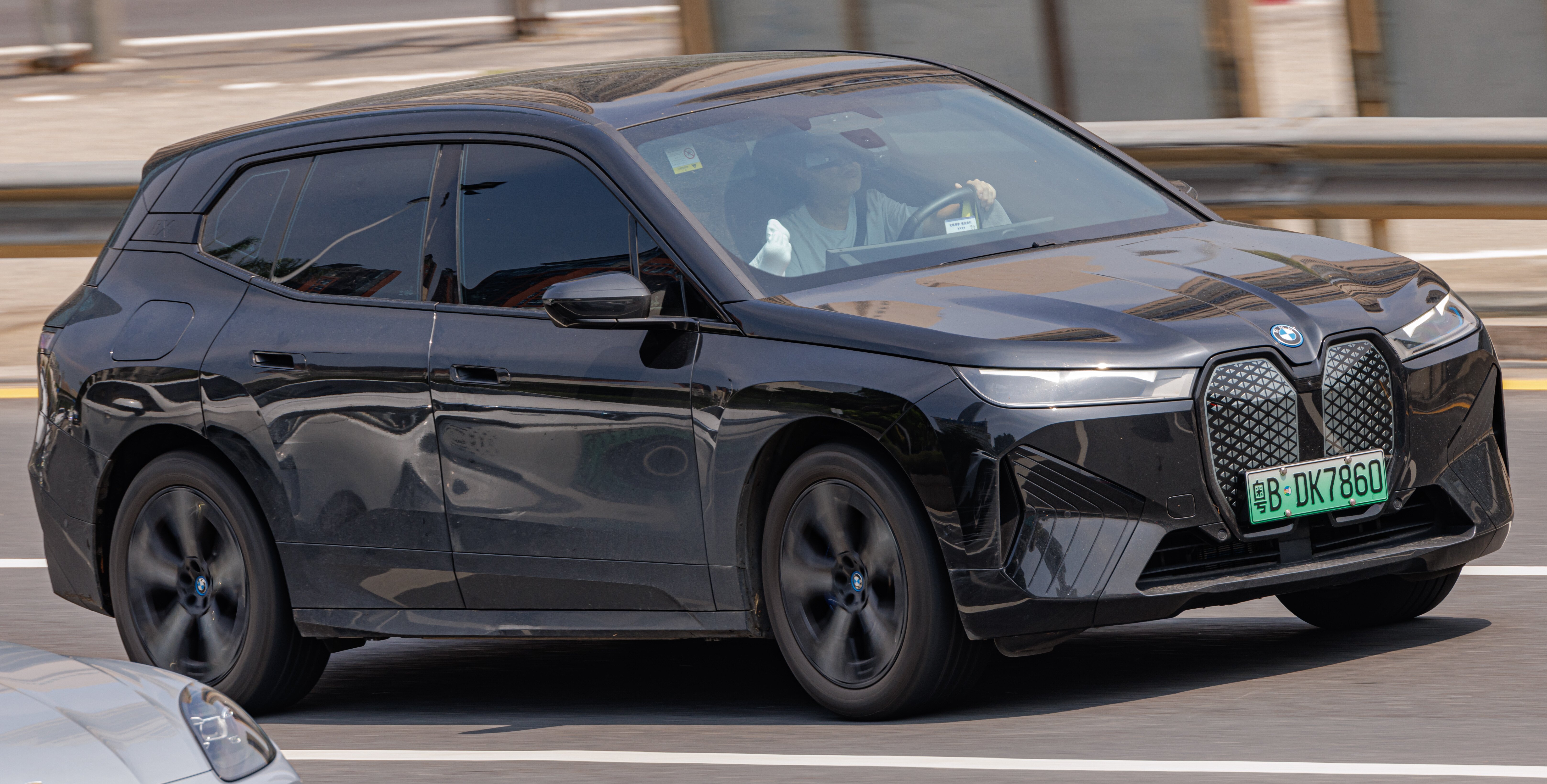 BMW iX SUV elettrico frontale a doppio rene