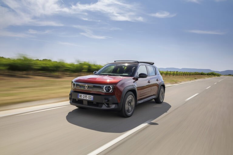Renault 4 elettrica Plein Sud 2026 con tetto in tela aperto, tre quarti anteriore