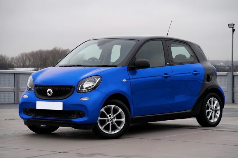 affordable small car parking — Foto di Mike Bird su Pexels