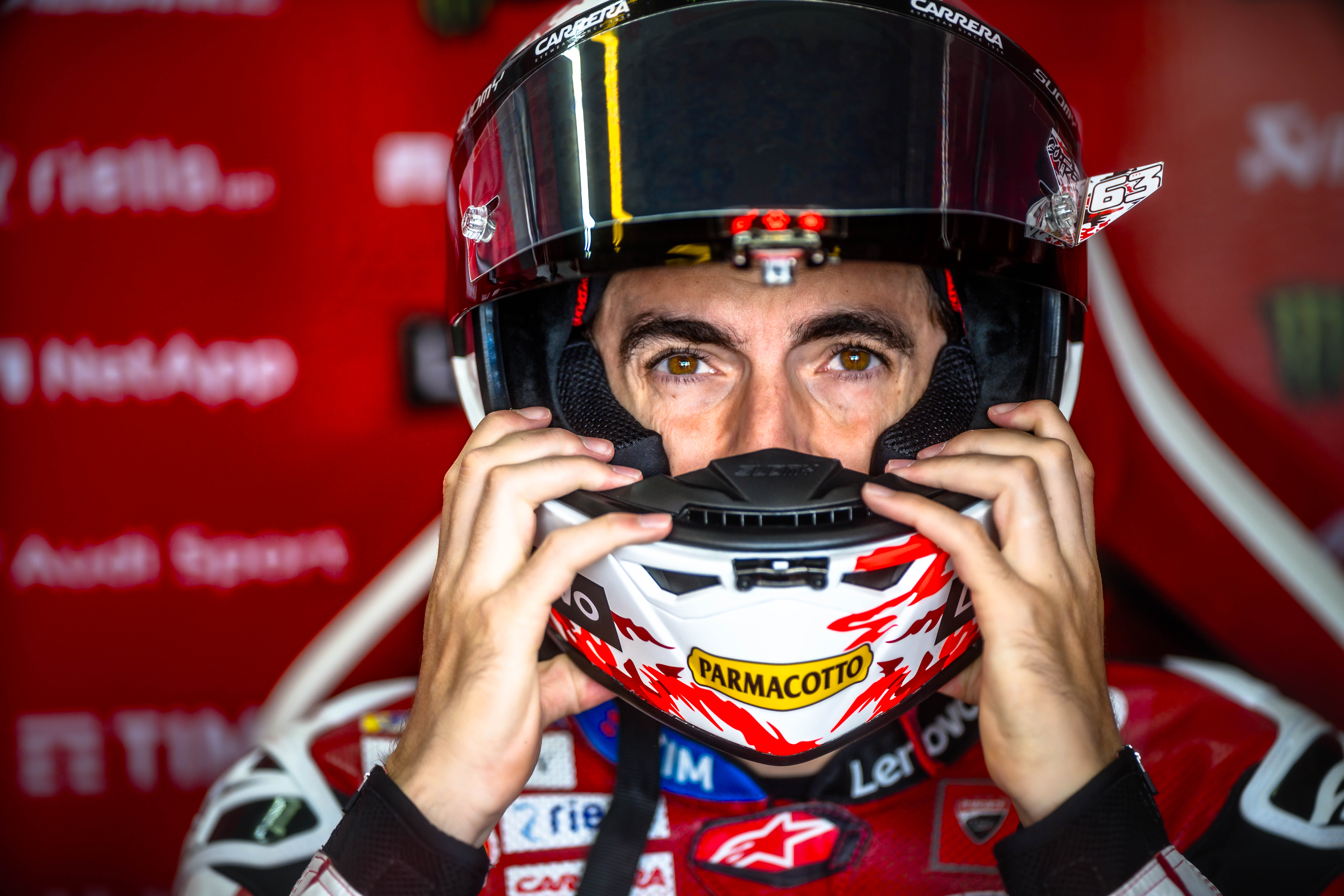 Francesco Bagnaia nel box Ducati al GP di Germania 2026 Sachsenring