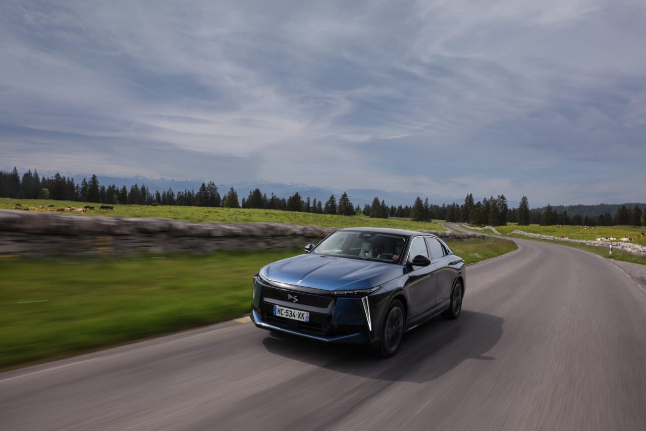Nuova DS N°8 2026 flagship elettrica 750 km WLTP Stellantis prodotta a Melfi press ufficiale