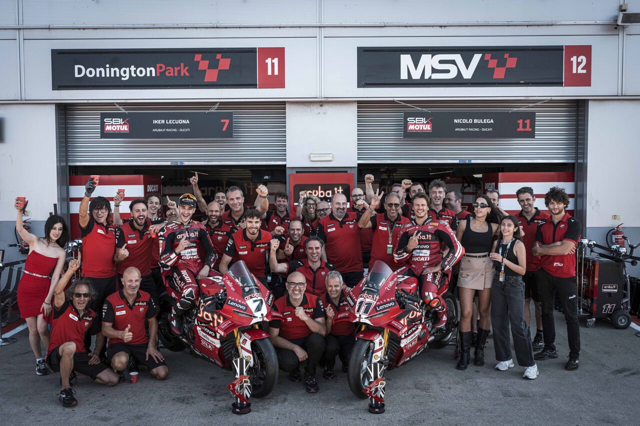 Team Aruba.it Racing Ducati con Lecuona e Bulega ai box di Donington 2026