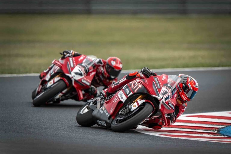 Nicolò Bulega 11 davanti a Iker Lecuona 7 Aruba.it Racing Ducati Panigale V4 R in piega Most 2026