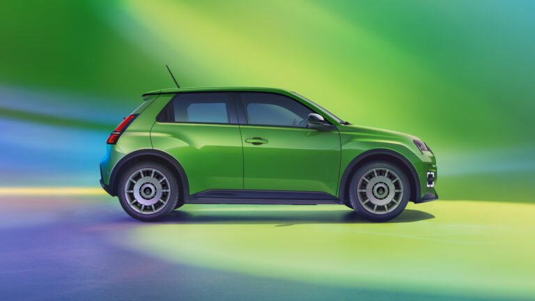 Renault 5 E-Tech Electric 2026 vista laterale, citycar elettrica economica verde