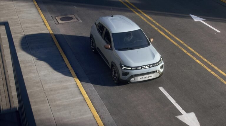 Dacia Spring 2026 elettrica vista frontale press kit