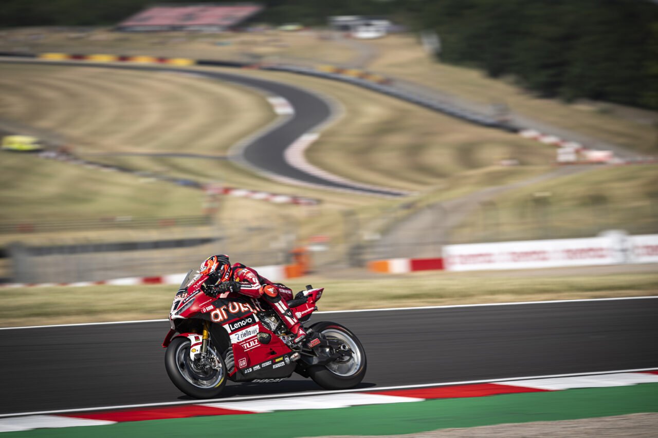 Nicolo Bulega Aruba Ducati Panigale V4R alle Craner Curves di Donington Park 2026