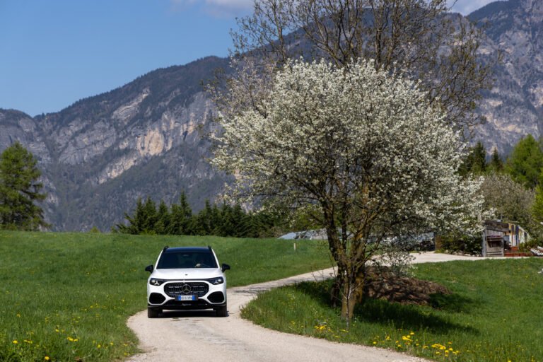 Mercedes-Benz GLB 2026 nuovo SUV compatto vista dinamica
