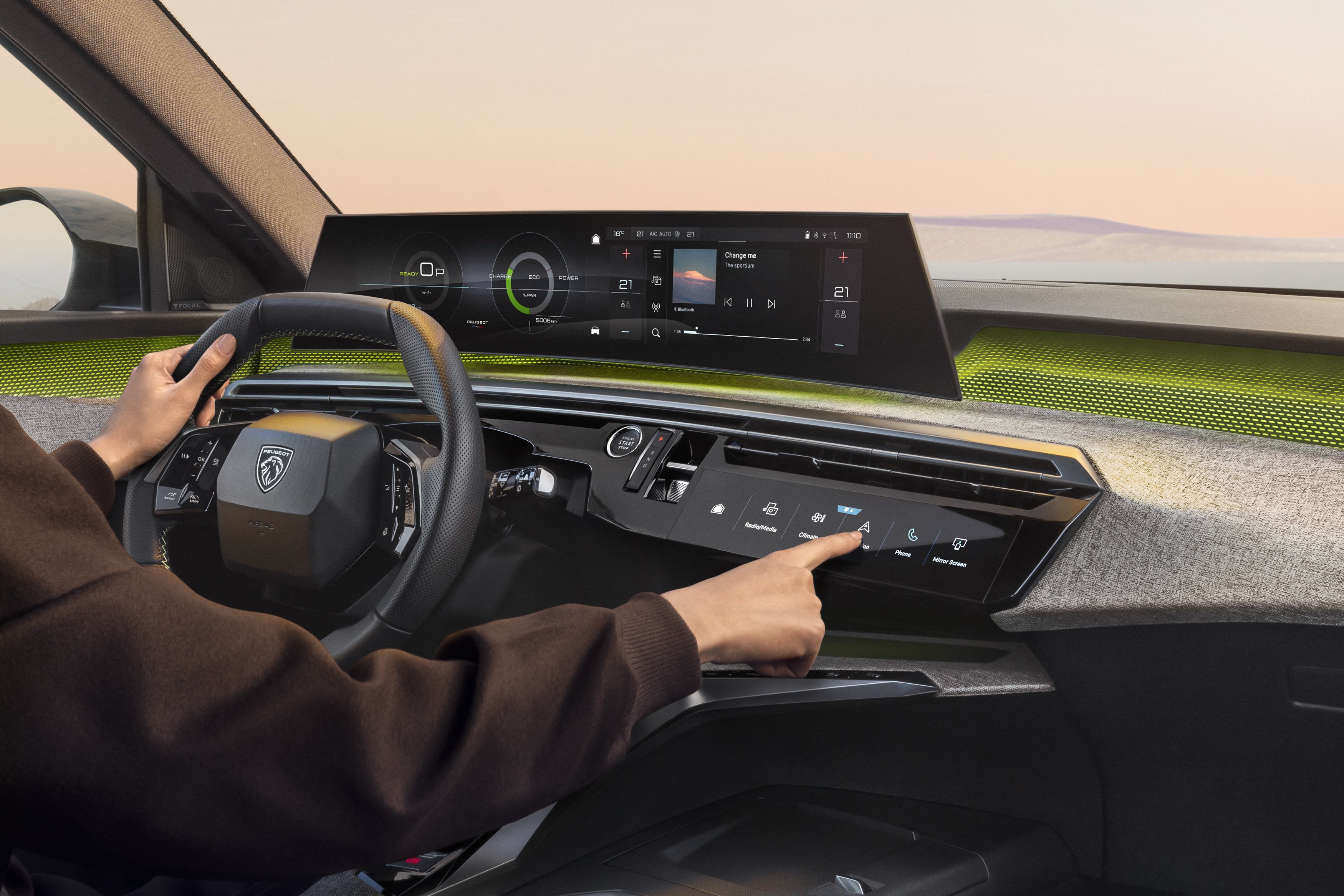 Peugeot E-5008 2026 interni i-Cockpit Panoramic