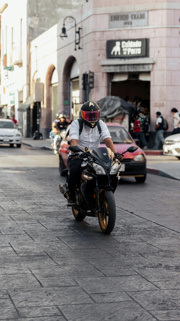 Patente A2: giovane motociclista in città