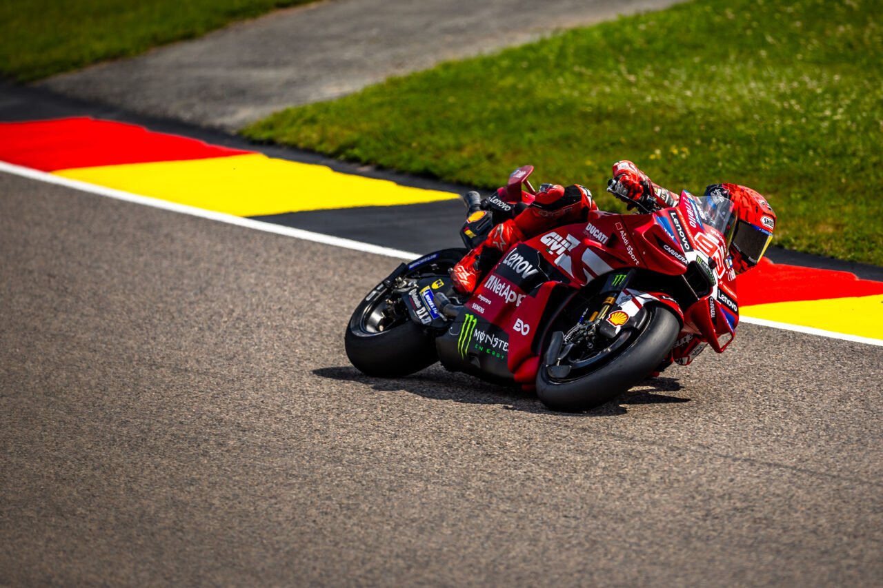 Marc Marquez Ducati Desmosedici GP26 in piega al Sachsenring GP Germania 2026