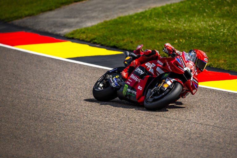 Marc Marquez Ducati Desmosedici GP26 in piega al Sachsenring GP Germania 2026