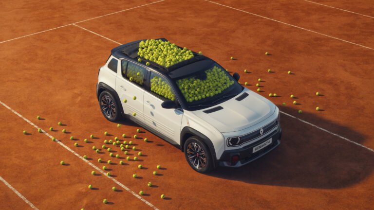 Renault 4 Roland-Garros E-Tech Electric showcar 2026 tetto apribile palle tennis terra rossa foto press