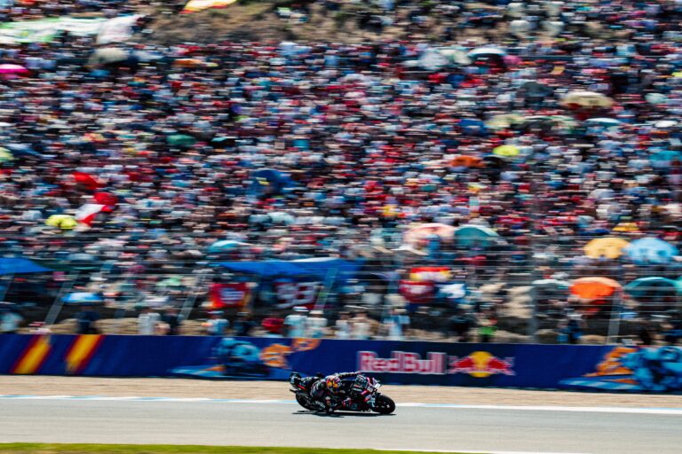Marco Bezzecchi Aprilia RS-GP26 davanti tribuna Jerez MotoGP GP Spagna 2026