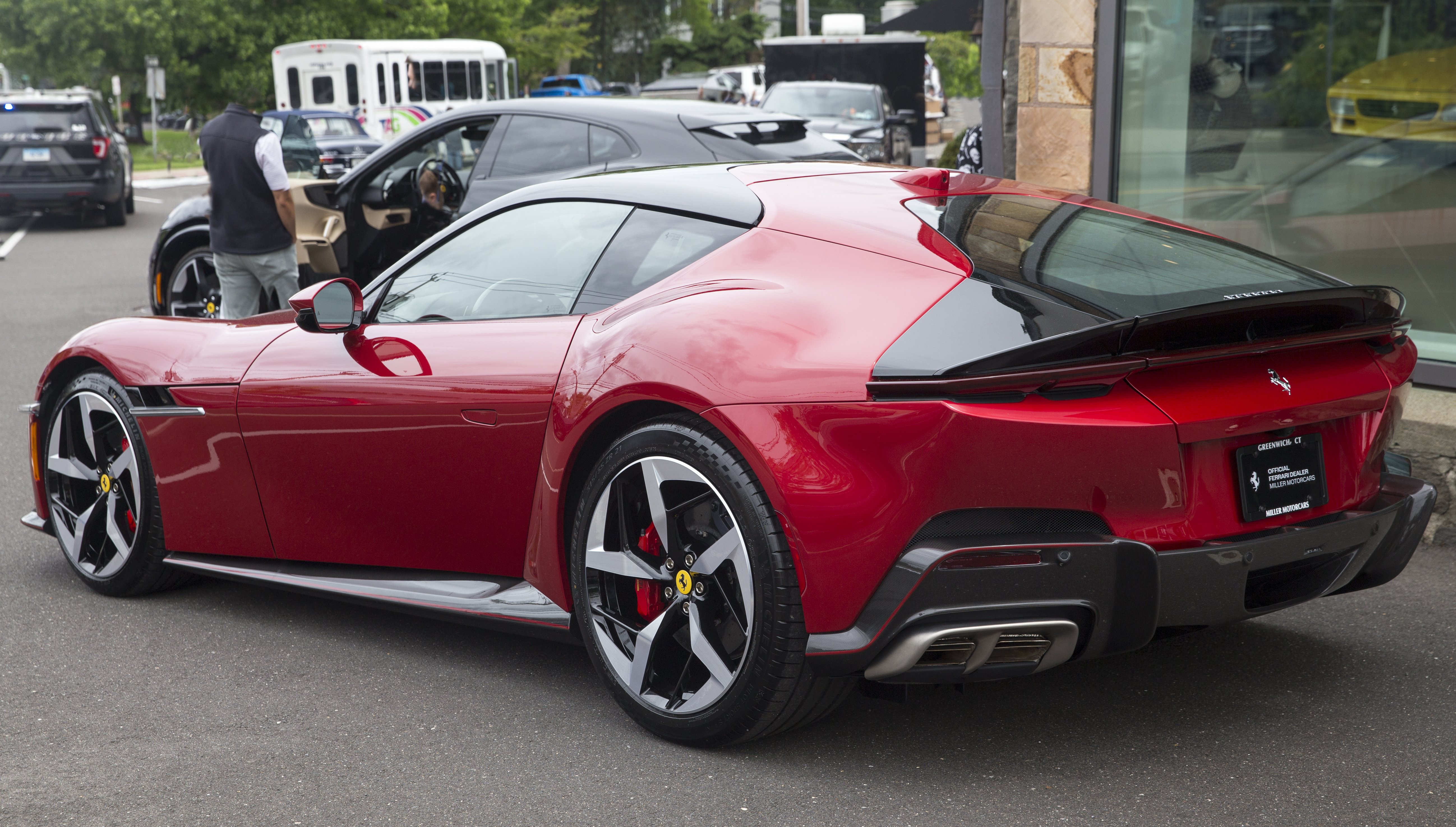 Nuova Ferrari 12Cilindri MM Rosso Imola vista posteriore tre quarti